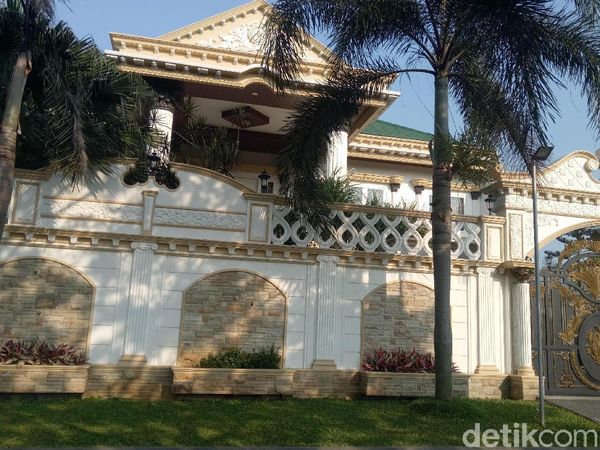 Istana Sule yang Konon Senilai Rp 15 M & Sederet Kuda Mewahnya