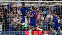 Chelsea baru bisa menyamakan kedudukan 12 menit kemudian lewat gol Marcos Alonso. Foto: Hannah Mckay/Reuters