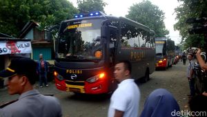 Rombongan Bus Pengangkut Tahanan Terorisme Masuk Nusakambangan