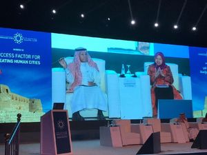 Risma Paparkan Upaya Kota Surabaya Hadapi Era Global di Arab Saudi