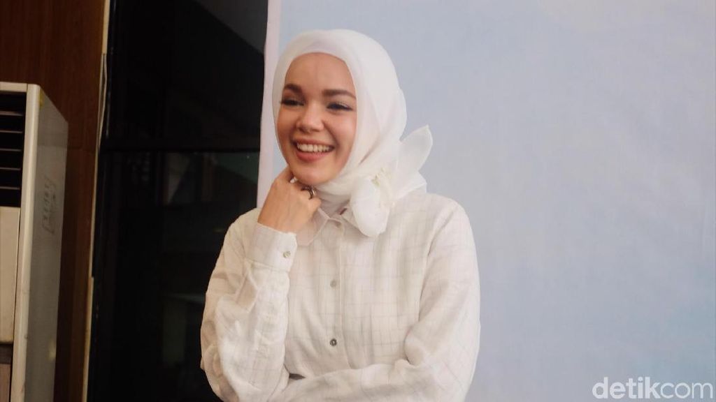 Inspirasi Baju Putih untuk Ramadan ala Dewi Sandra hingga Soraya Larasati