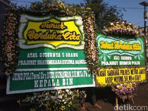 Belasan Karangan Bunga Berdatangan ke Mako Brimob