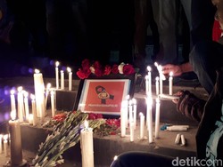 Lilin dan Mawar Merah dari Warga Surabaya untuk Polri