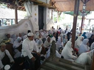 Ziarah ke Cirebon, Relawan Jokowi Doakan 5 Polisi Gugur