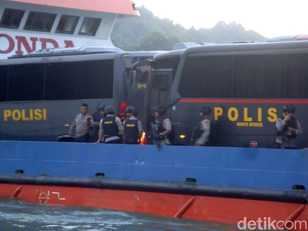 Video Rombongan Bus Berisi Napi Teroris Masuk Nusakambangan Video Rombongan Bus Berisi Napi Teroris Masuk Nusakambangan