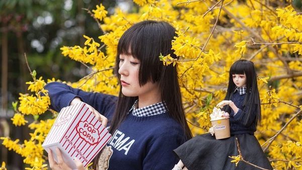 Unik dan Kompak! Aksi Makan Model Jepang Bareng Boneka Cantiknya