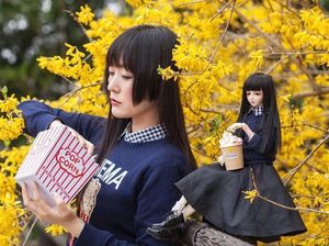 Unik dan Kompak! Aksi Makan Model Jepang Bareng Boneka Cantiknya Unik dan Kompak! Aksi Makan Model Jepang Bareng Boneka Cantiknya