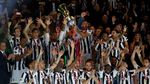 Foto: Juventus Angkat Trofi Coppa Italia