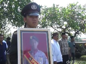 Wakapolda Jateng Pimpin Pemakaman Briptu Syukron di Kebumen