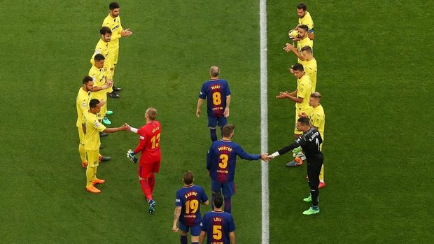 Guard of Honour yang diberikan Villarreal kepada Barcelona sebelum bertanding. (