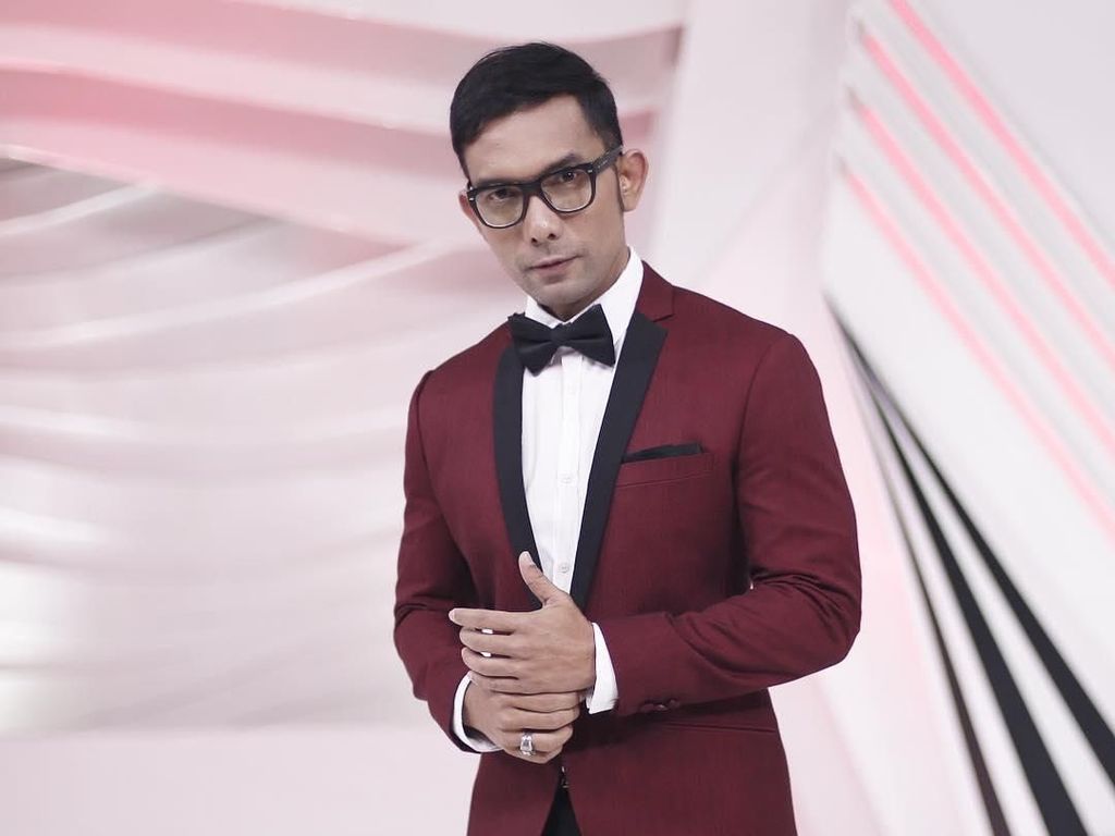 Bagikan Foto Lawas, Indra Herlambang Bikin Netizen Mikir Keras Bagikan Foto Lawas, Indra Herlambang Bikin Netizen Mikir Keras