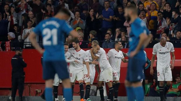 Real Madrid kalah 2-3 dari Sevilla. (