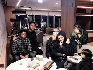 Momen Keluarga Sule Makan Bersama hingga Pose Asyik Bruno Mars Makan Buah