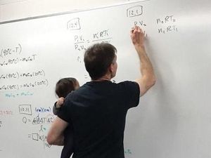 Viral, Kebaikan Hati Dosen Fisika yang Mengajar Sambil Gendong Bayi