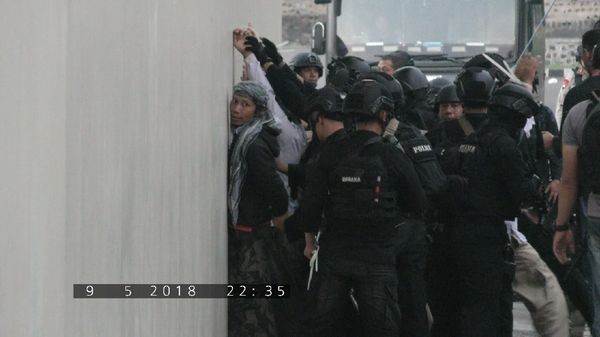 Foto: Detik-detik Teroris Menyerah di Mako Brimob