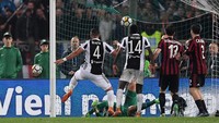 Donnarumma kembali melakukan blunder pada gol ketiga Juventus yang tercipta di menit ke-64. Dia gagal menangkap bola hasil sundulan Mario Mandzukic yang meluncur tepat ke arahnya. Bola terlepas dan disambar Benatia. (Foto: Alberto Lingria/ REUTERS)