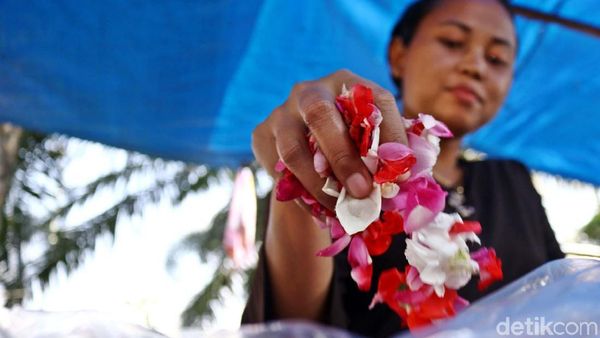 Pedagang Bunga untuk Ziarah Kian Menjamur