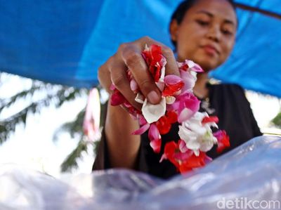 Pedagang Bunga untuk Ziarah Kian Menjamur