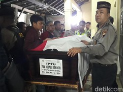 Isak Tangis Pecah Saat Jenazah Iptu Rospuji Tiba di Brebes