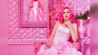 Foto: Wanita Ini Hidup Serba Pink Selama 38 Tahun, Dari Baju Hingga Mobil