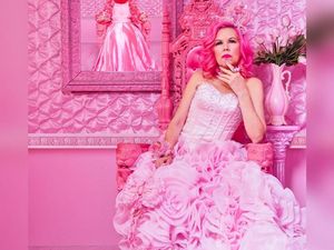 Foto: Wanita Ini Hidup Serba Pink Selama 38 Tahun, Dari Baju Hingga Mobil