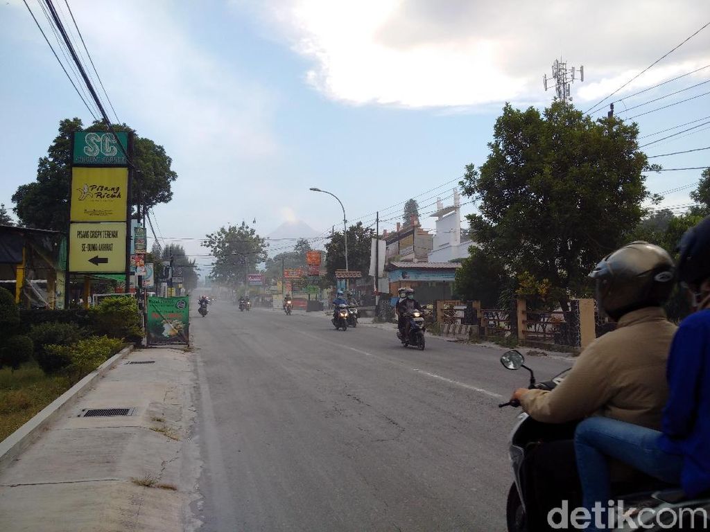 Erupsi Freatik Gunung Merapi Picu Hujan Abu, Ini Dampaknya Bagi Paru-paru Erupsi Freatik Gunung Merapi Picu Hujan Abu, Ini Dampaknya Bagi Paru-paru