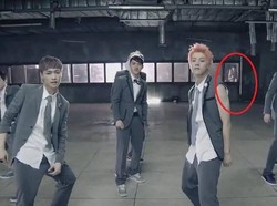 Hii... Ada Sosok Menyeramkan di Foto-foto Idola K-Pop Ini!