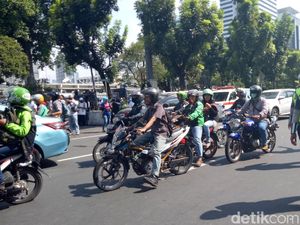 Massa Aksi Bela Palestina Bubar, Lalin di Gambir Padat Massa Aksi Bela Palestina Bubar, Lalin di Gambir Padat