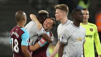 Keduanya lantas saling berpelukan erat. Noble, yang tadi sangat marah terlihat membuka senyum lebar. (Foto: Steve Bardens/Getty Images)