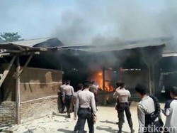 Kesal Bau Busuk, Ratusan Warga di Garut Bakar Pabrik Pakan Ternak