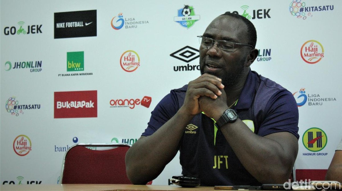 Jacksen F Tiago pusing karena tiga pemain Barito Putera dipanggil tim nasional. (Foto: Randy Prasatya/detikSport)