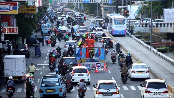 Aduh! Ada Proyek Galian di Tengah Jalan