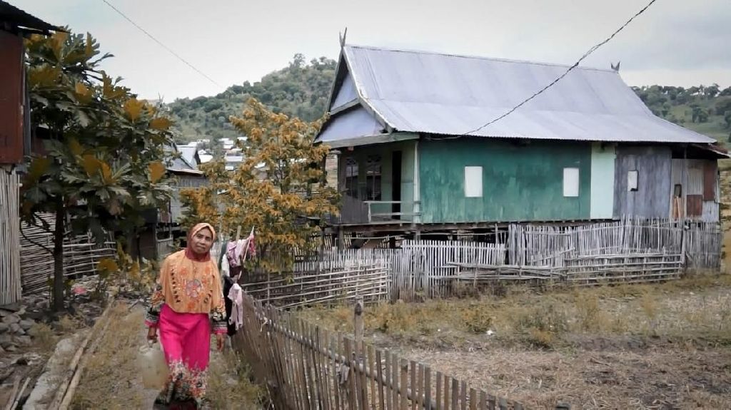 Nenek Daeng Kini Ambil Air Hanya Lima Langkah dari Rumah