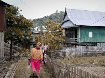 Nenek Daeng Kini Ambil Air Hanya Lima Langkah dari Rumah