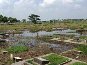 Kuburan di TPU Budi Dharma Cilincing Terendam Air