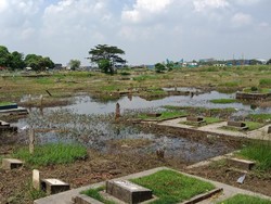 Kuburan di TPU Budi Dharma Cilincing Terendam Air