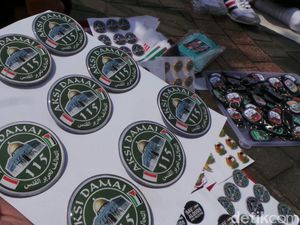 Dari Bogor ke Monas Pria Ini Jualan Pin Aksi Bela Palestina