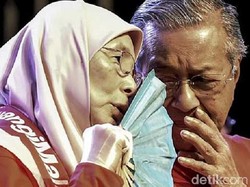 Wan Azizah, Perempuan yang Berkhidmat Pada Negeri dan Suami
