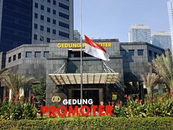 Bendera Setengah Tiang di Polda Metro untuk Korban Rusuh Teroris