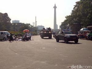 Massa Aksi Bubar, TNI-Polri Tarik Pengamanan dari Kedubes AS Massa Aksi Bubar, TNI-Polri Tarik Pengamanan dari Kedubes AS