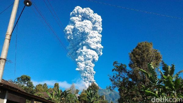 Foto: Letusan Freatik Merapi
