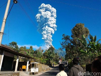 Foto: Letusan Freatik Merapi