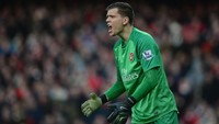 Wojciech Szczesny membuat 16 clean sheet saat beraksi dengan Arsenal di musim 2013/2014, setara dengan jumlah clean sheet Cech. Keduanya berbagi Sarung Tangan Emas musim tersebut. (Foto: Jamie McDonald/Getty Images)