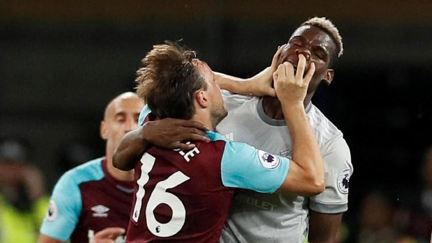 Mark Noble tampak meremas dan seperti mencakar wajah Paul Pogba.