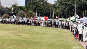 Usai Aksi 115, Massa Bersihkan Sampah di Monas