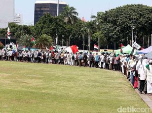 Usai Aksi 115, Massa Bersihkan Sampah di Monas Usai Aksi 115, Massa Bersihkan Sampah di Monas