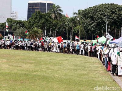 Usai Aksi 115, Massa Bersihkan Sampah di Monas