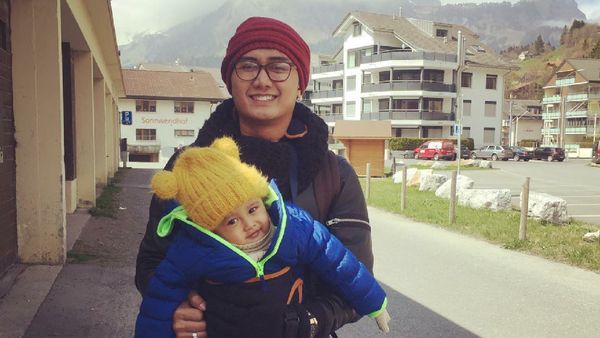 Gaya Komedian Boby Tince Rachman Saat Momong Anak