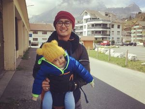 Gaya Komedian Boby Tince Rachman Saat Momong Anak