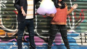 Lihat Pose Manis Ayushita Saat Cicip Gulali Sampai Makan Bareng Boneka